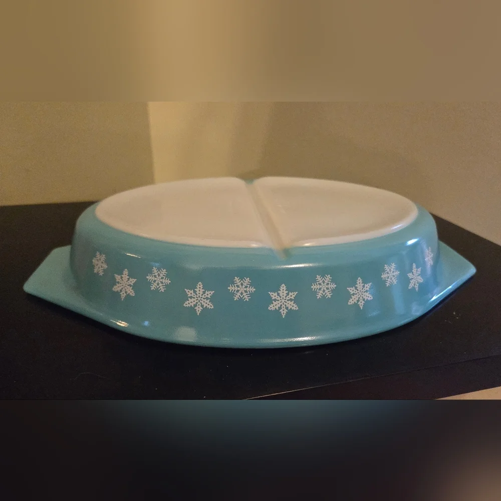 Vintage Pyrex Turquoise Blue Snowflake 1-1/2 Quart Divided Casserole Dish No Lid